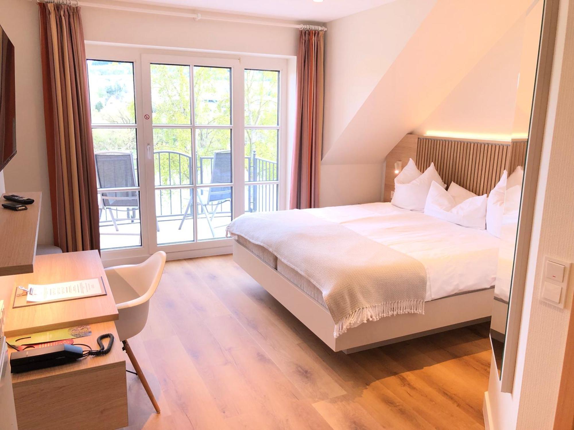 Hotel Zur Traube Ürzig Екстериор снимка